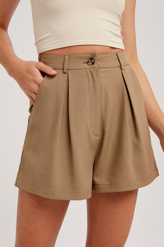 FRONT PLEAT DETAIL SHORT