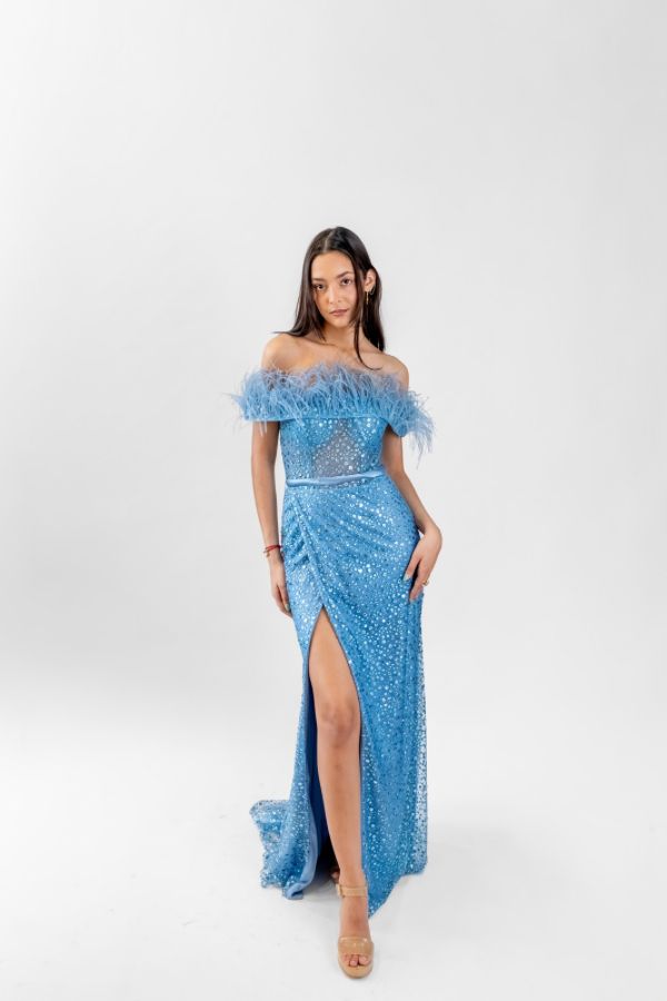 OFF SHOULDER MAXI DRESS WITH FEATHERS - LIGHT BLUE