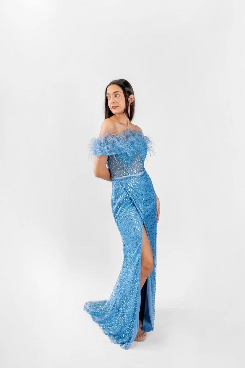OFF SHOULDER MAXI DRESS WITH FEATHERS - LIGHT BLUE